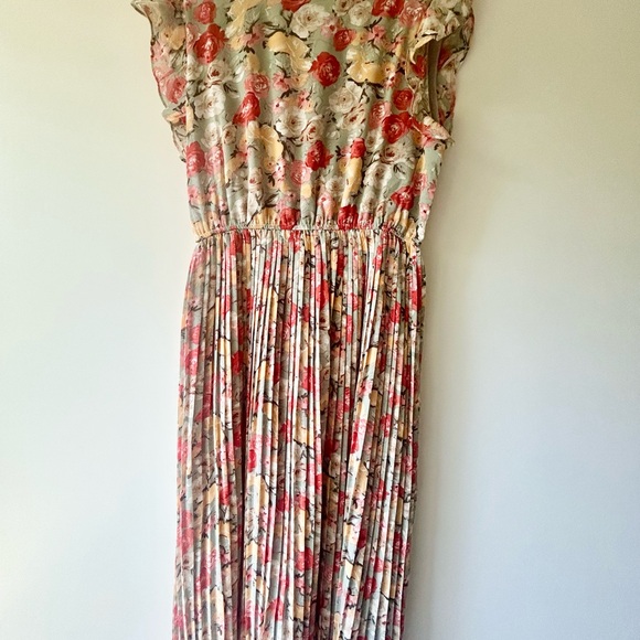 Floral dress with flutter sleeve and pleated skirt - Picture 2 of 9